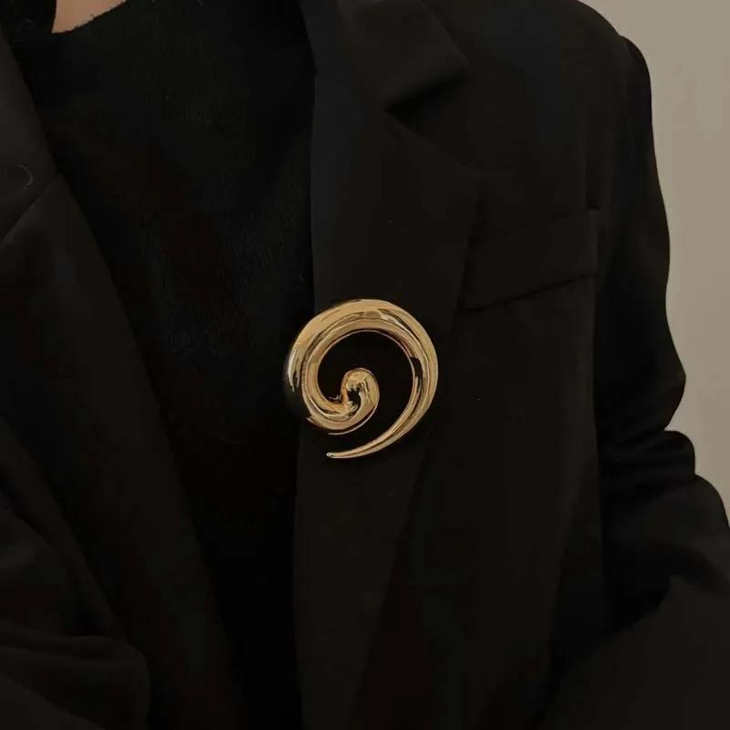 Punk Gold Color Irregular Metal Smooth Spiral Vortex Broochs for Women Men Suit Corsage Pins Party Jewelry Accessory Gifts 2026