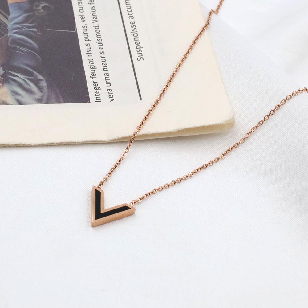 French Romantic Valentine'S Day Gift Girl Girlfriend Fashion Jewelry Acrylic V Letter Pendant Rose Gold Necklace