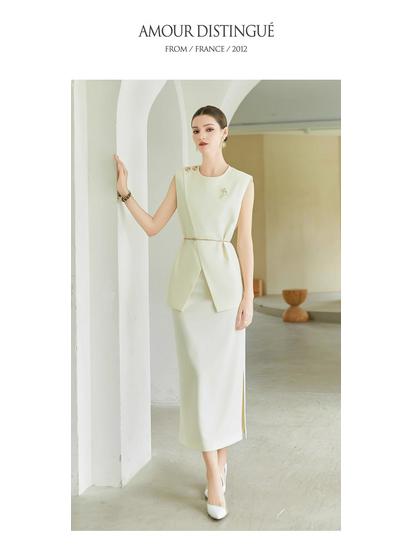 AD Light-Colored Professional Two-Piece Set: Stylish Sleeveless Coat and Skirt for Women