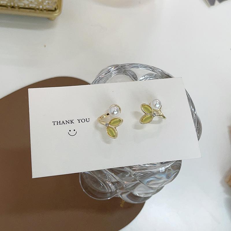 

Korean S925 Silver Fishtail Pearl Mori Stud Earrings