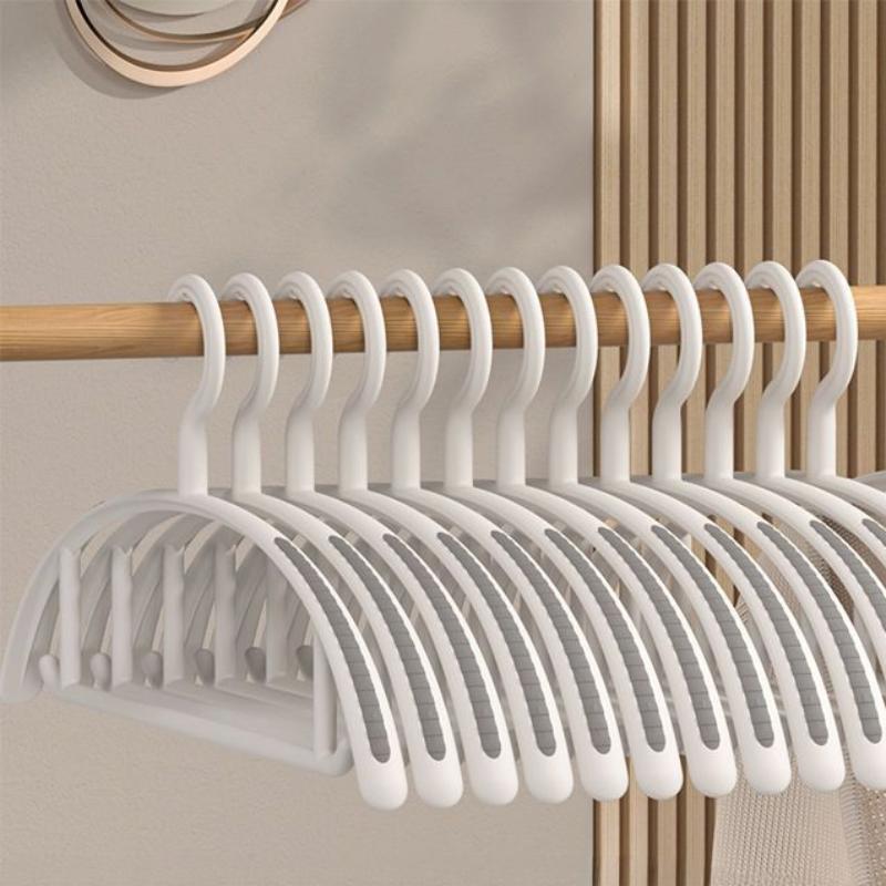 10ks bezešvý věšák je nedeformovatelný, neklouzavý a bez ramen, což je velmi vhodné pro sušení a skladování oblečení ve skříni.