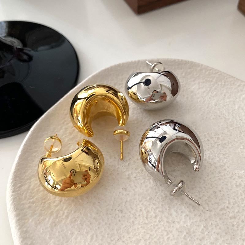 Crescent Moon Stud Earrings: High-End Minimalist Style, European & American Fashion, Trendy & Unique Design