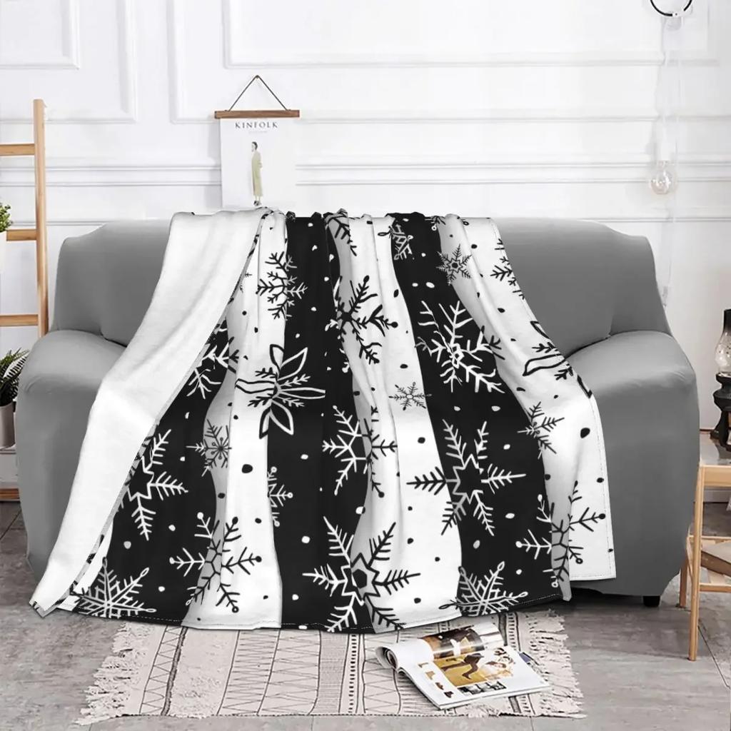 Snowflake Christmas Blanket Flannel Autumn/Winter Black And White Multi-function Lightweight Throw Blanket for Bed Office Quilt