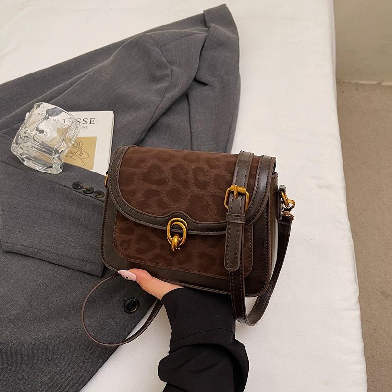 

This year s popular bags are simple retro niche textured bags for women s 2025 autumn new commuter messenger small square bag