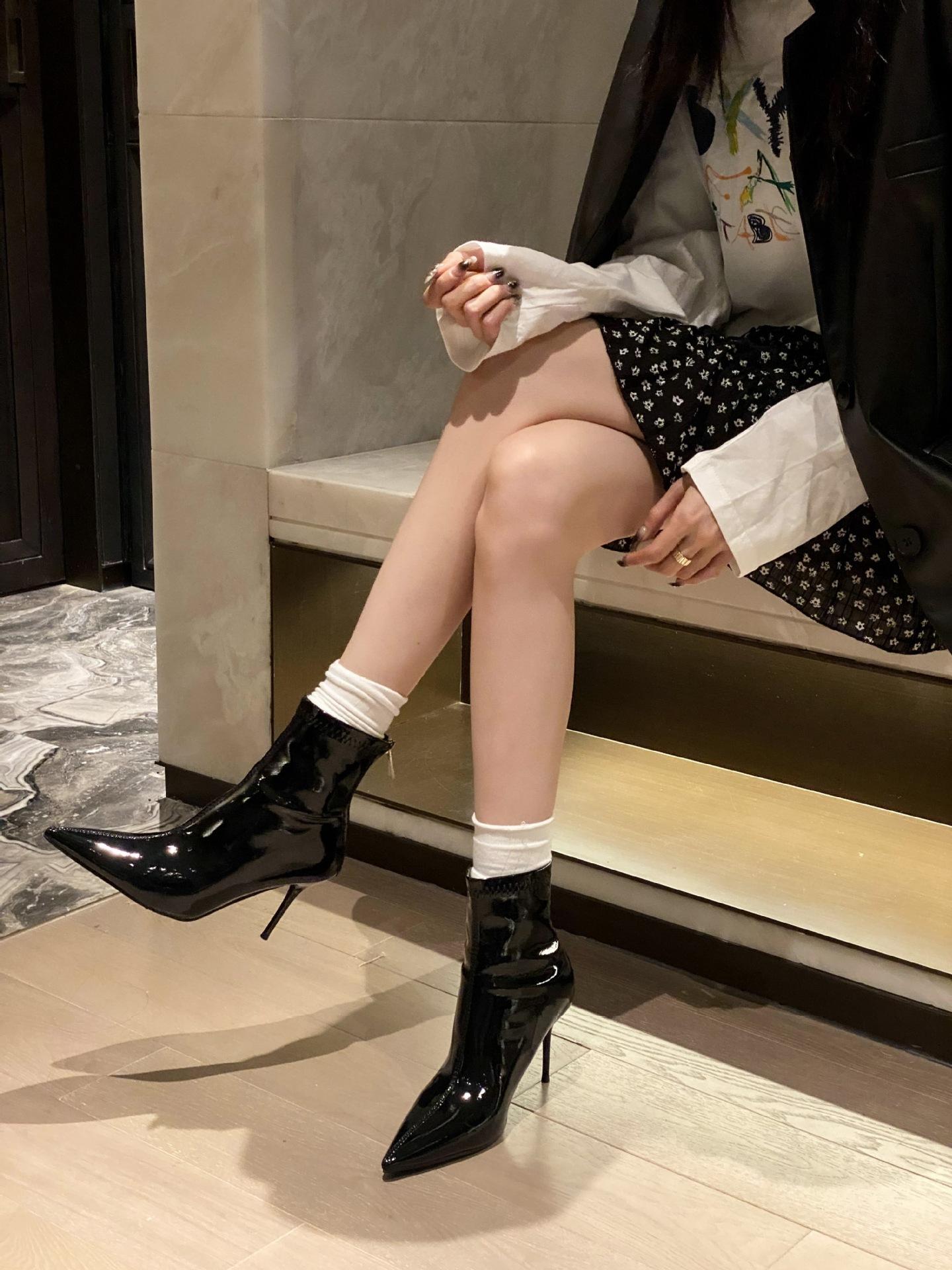 

Короткие сапоги из лакированной кожи красного цвета с острым носком женские весна и осень 2025 новые короткие сапоги на тонком каблуке тонкие сапоги на высоком каблуке голые сапоги 35