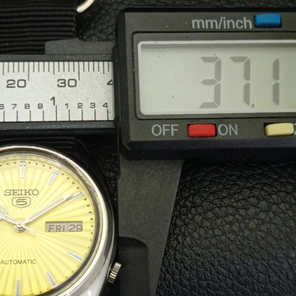 VINTAGE SEIKO 5 AUTOMATIC 7009A JAPAN MENS GOLDEN COLOR DIAL WATCH a701492-5 R206b-a701492