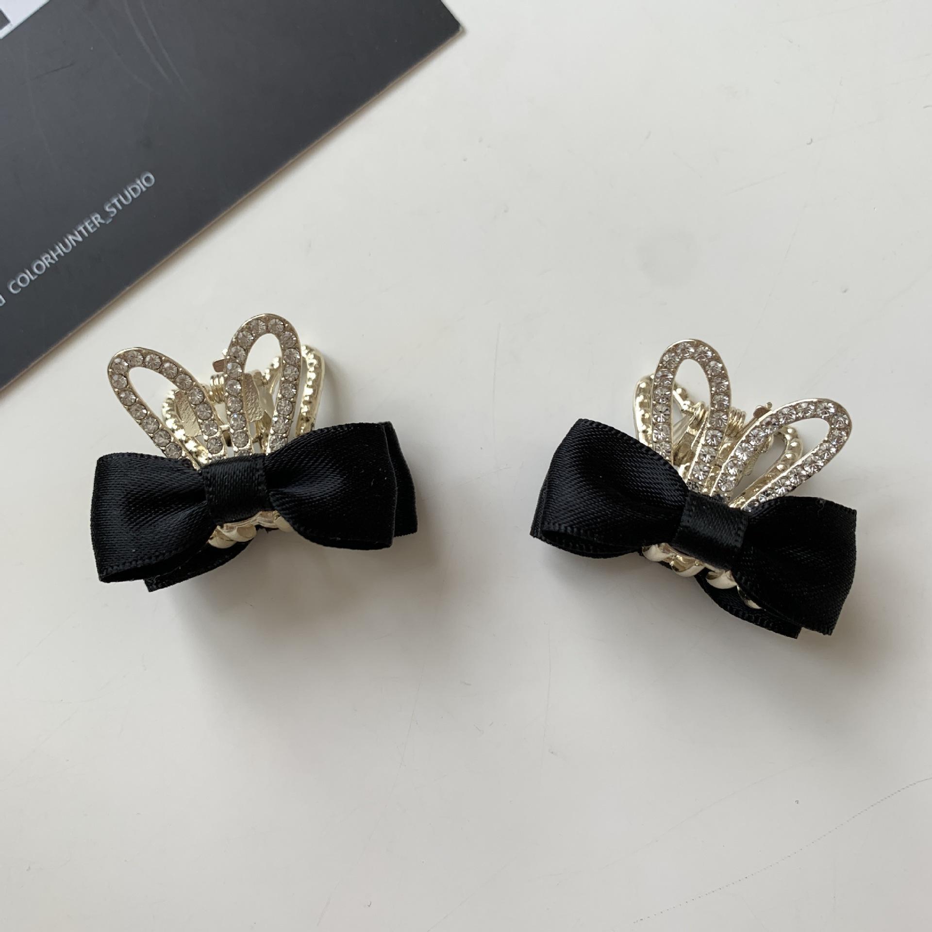 Ван Синьлин имеет ту же черную заколку-заколку для челки на бок, заколку-заколку для головы в стиле принцессы, головной убор.