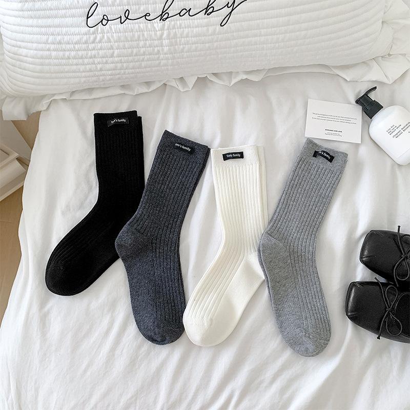 Damen Buchstaben Stoffetikett Einfarbig Vertikal gestreift Mid-Calf Socken Frühling und Herbst Grau Trendy Frotteesocken Ohne Naht
