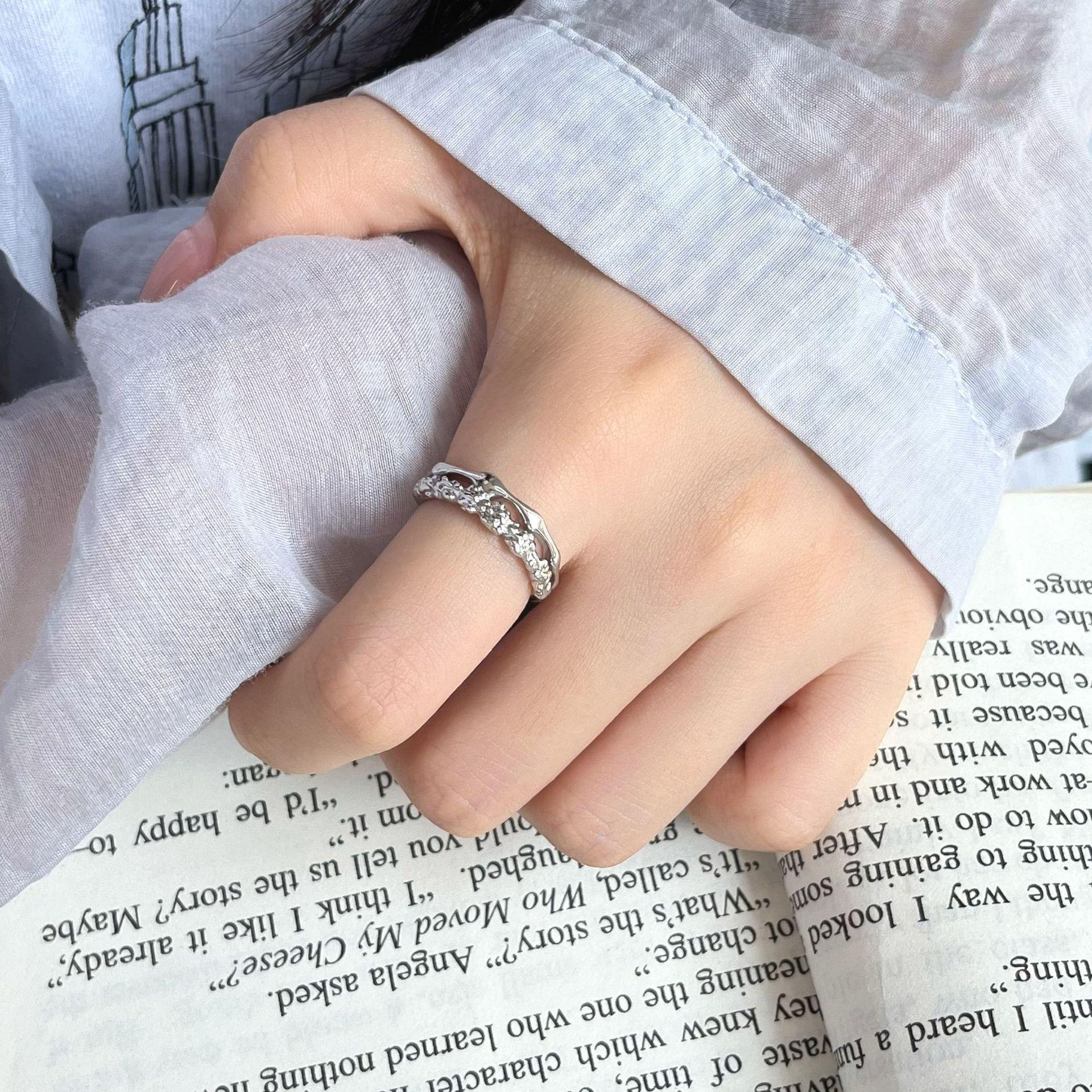 Двухслойное открытое кольцо с текстурой камня: Ручная работа с 3D вогнуто-выпуклым дизайном для уникального и изысканного вида Adjustable Open