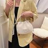 Bolsa de ombro feminina elegante com textura
