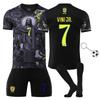 Sezonul 2025/2026 Spania Vinicius Nr. 7 Ediție Specială Echipament Sportiv Copii cu Breloc și Șosete, Băieți/Fete Vârsta 4-14 Ani, Negru, Poliester
