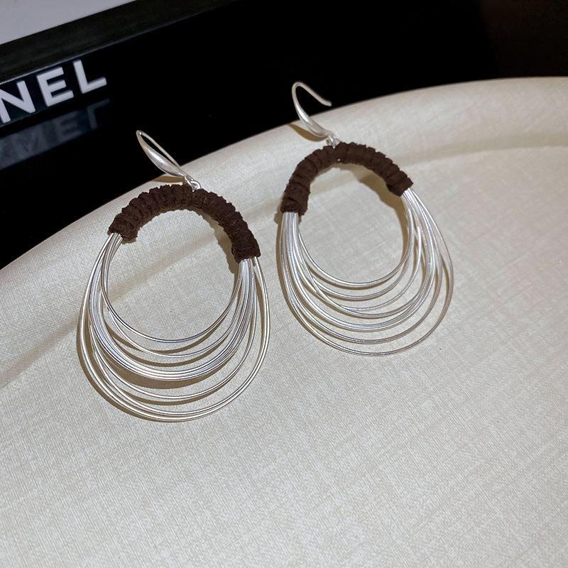 

Преувеличенные многослойные серьги-обмотки: Уникальный дизайн одежды для женщин 2024 года Ear hooks серебряный