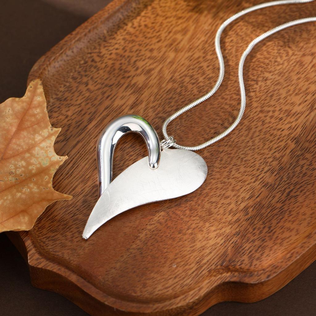 New Two-color Hollow Geometric Love Long Pendant Women's Simple High-end Glossy Brushed Heart Necklace