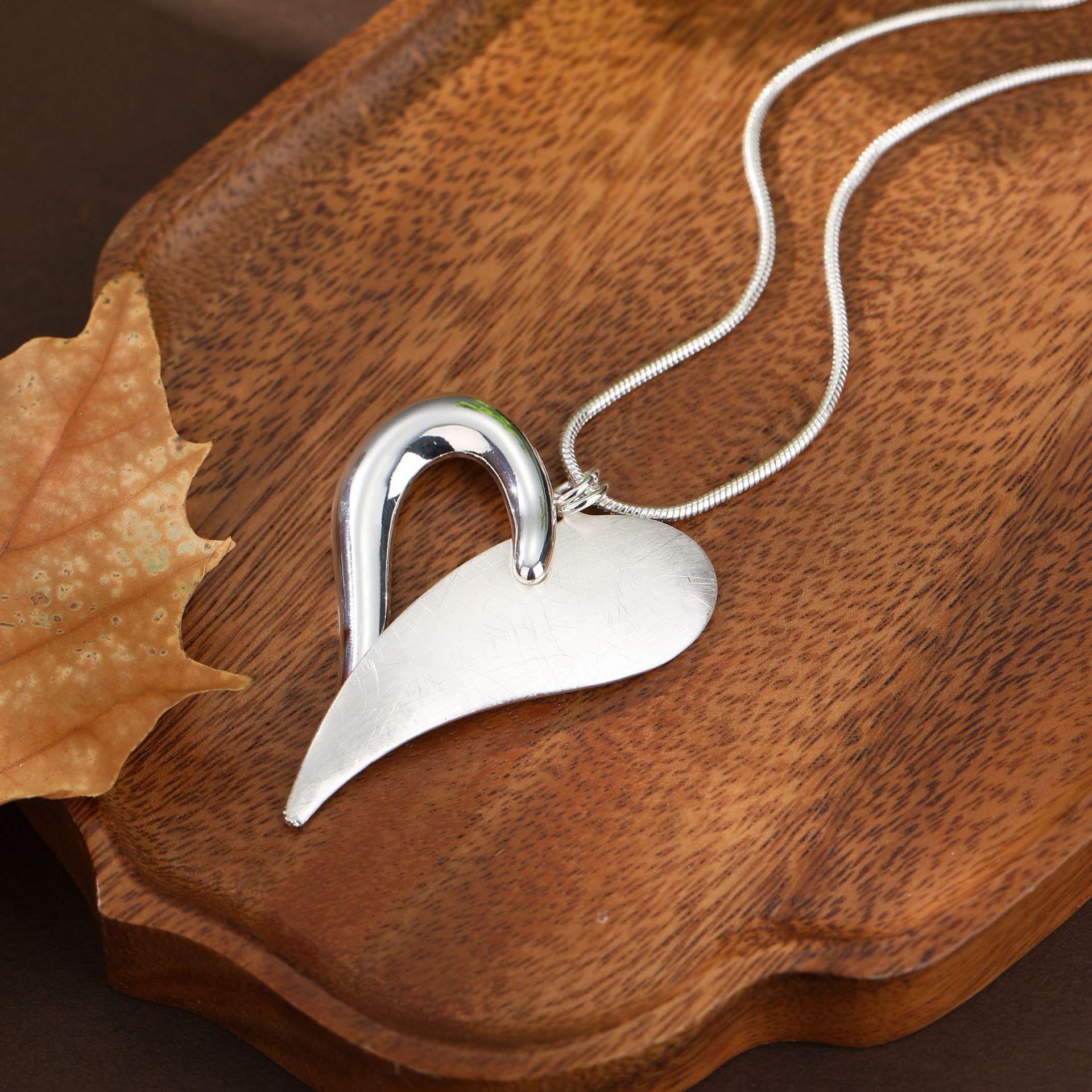 

Новое двухцветное полое геометрическое ожерелье с длинной подвеской в виде сердца, простое женское высококлассное глянцевое матовое ожерелье