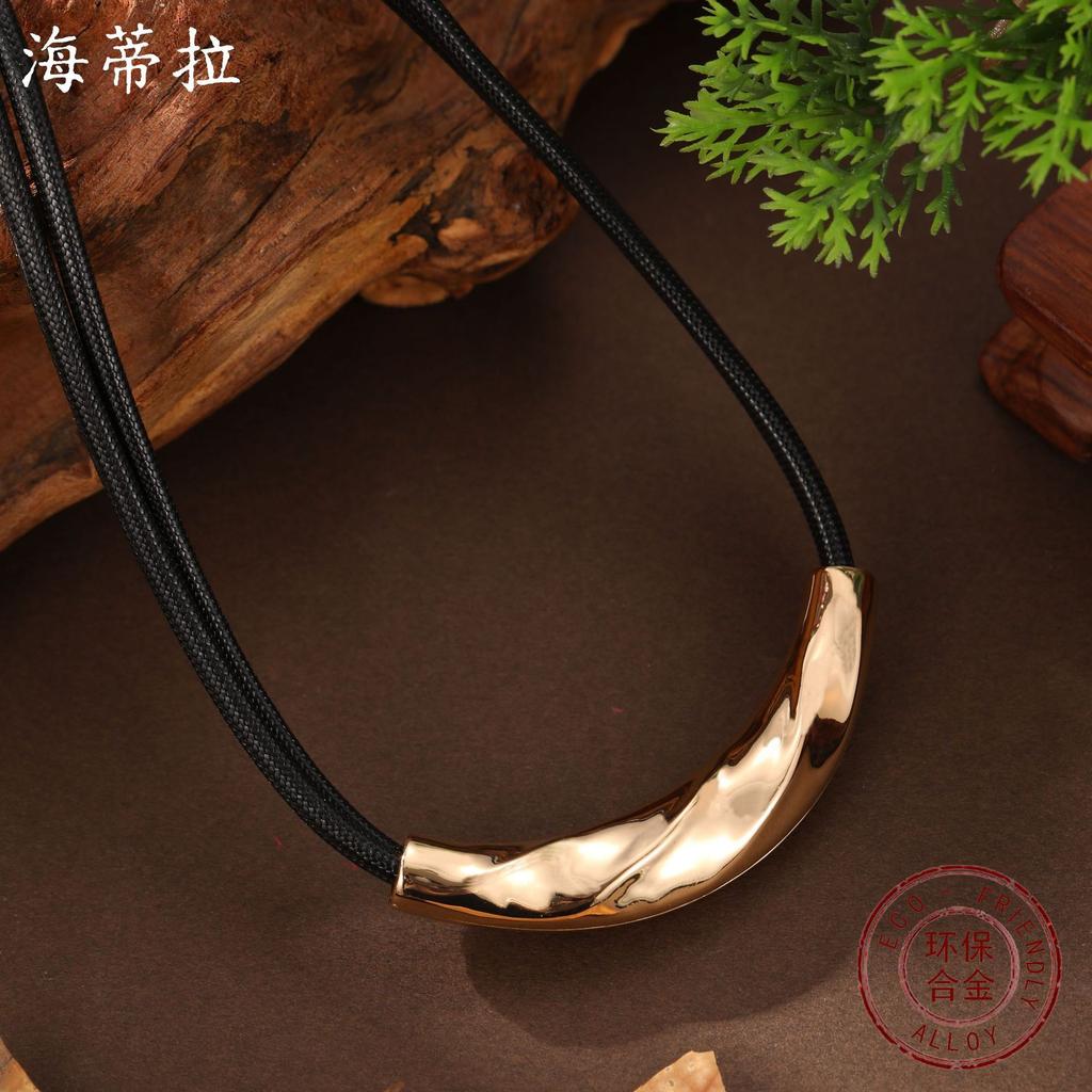 New smooth irregular crescent moon leather rope necklace, women's retro high-end crescent neck necklace