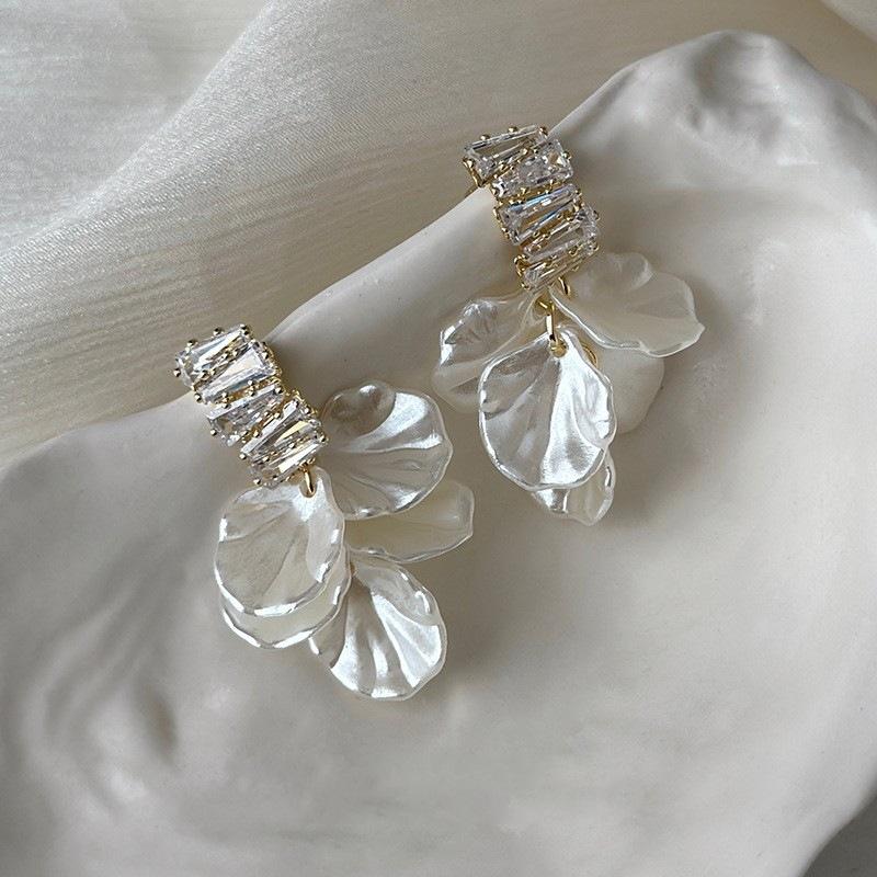 Copper Micro-Inlaid Zircon Petal Earrings Women S Niche Design Sense Fashion Temperament Retro Flower Earrings