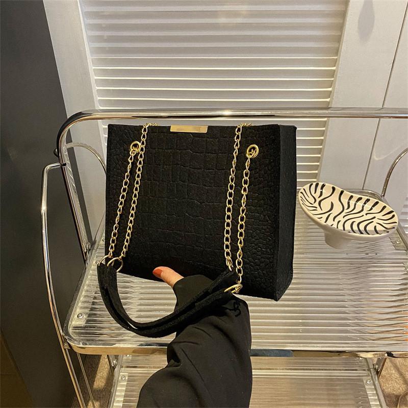 Elegant Casual Commuter Crossbody Bag 2023 Spring New Simple Chain Tote For Women