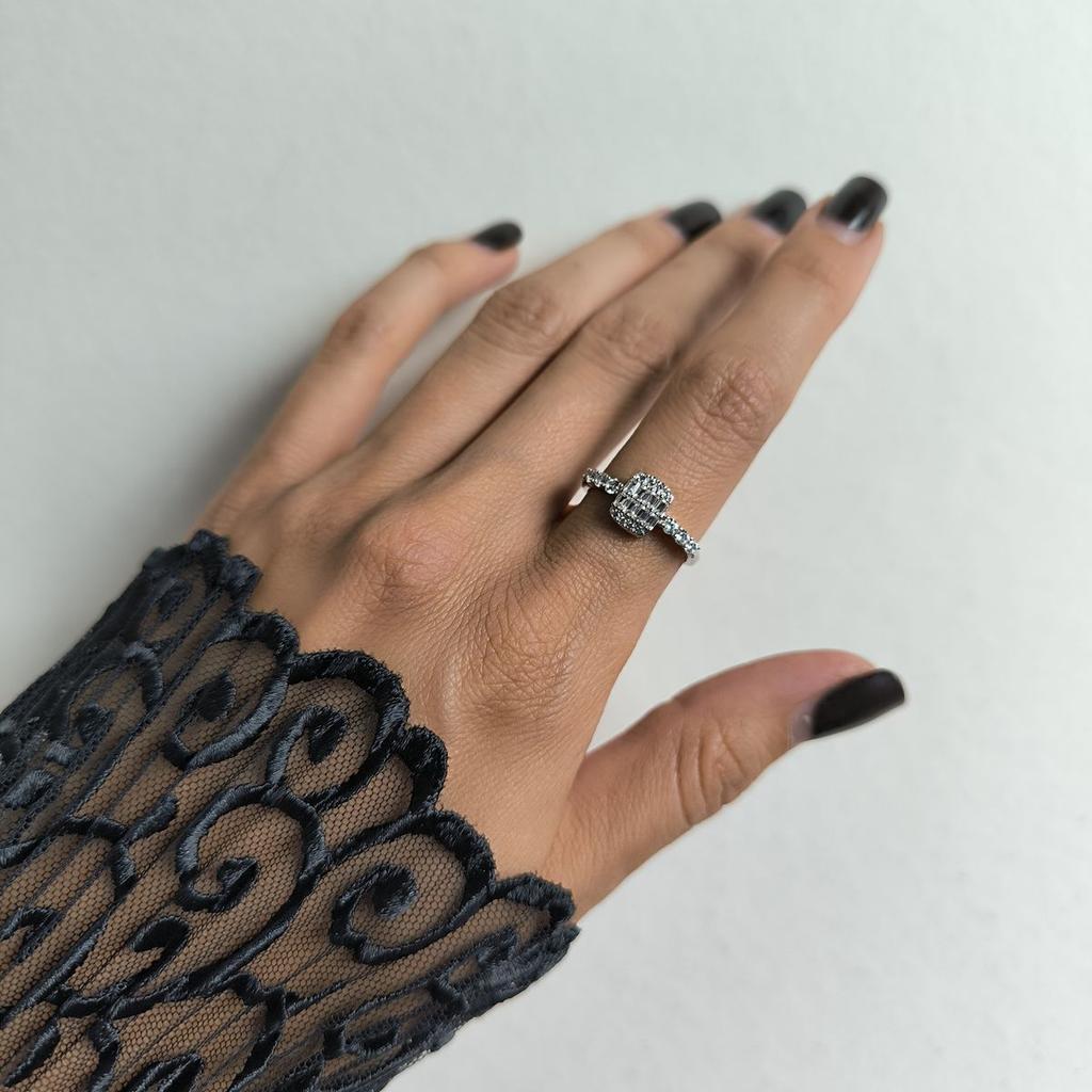 Серебряное кольцо с фианитами, вес изделия 2,57 гр (2187127)