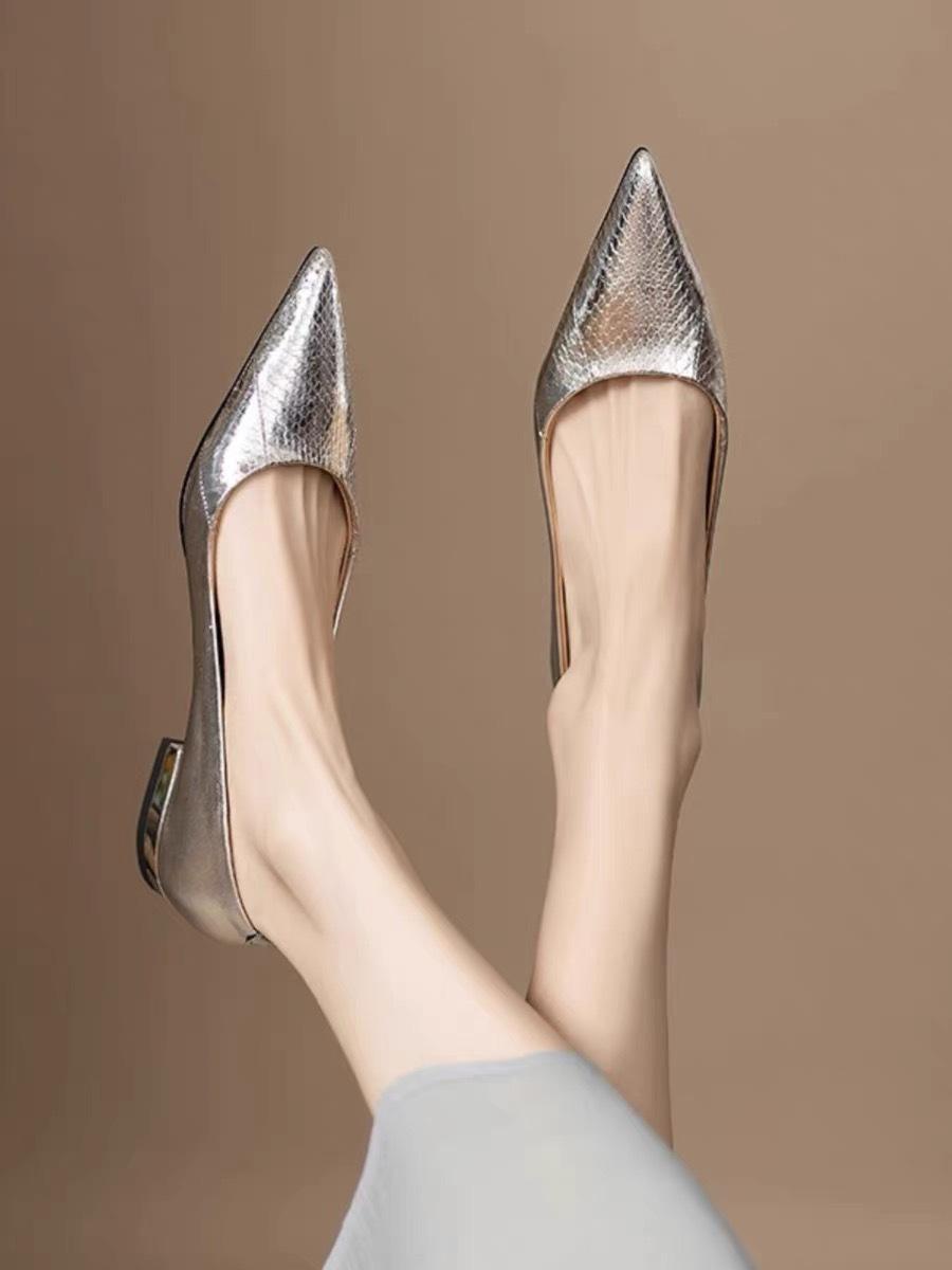 

Sheepskin version~ 2025 new leather pattern pointed head low heel flat shoes light mouth four seasons versatile women s shoes silver single shoes wome 35