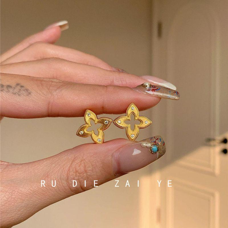 

Rudie in the Wild Ancient Vintage Brushed Clover Hollow Diamond Stud Earrings High-Grade Light Luxury Retro Earrings A pair of brushed four-leaf clover earrings