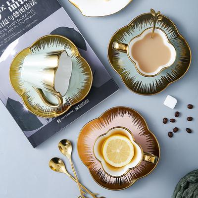 Piatto creativo per tracciare la forma del fiore in oro Set di due pezzi Tazza per l'acqua Tazza per il caffè Tazza per il latte Tazza per la colazione Tè pomeridiano