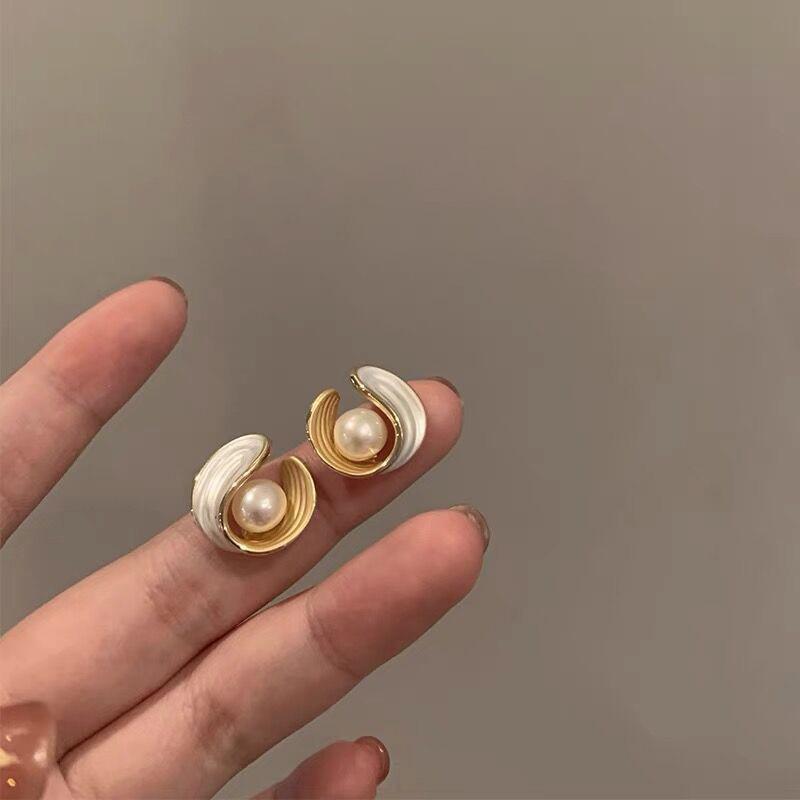 Elegant Woman Pearl Stud Earrings For Women Baroque Geometric Korean Ear Studs