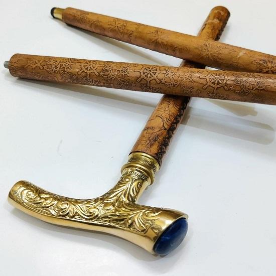 Handgefertigter Gehstock mit Messinggriff und Lederschaft