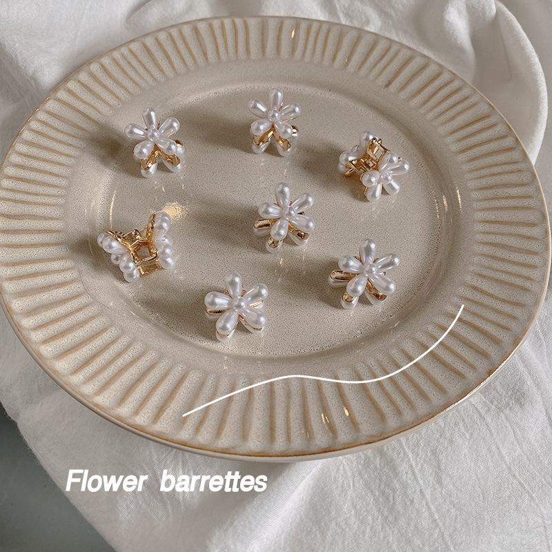 Weiße Haarspangen mit Perlen- und Gänseblümchenmotiv (1-5 Stück, 2,5 x 2 cm) für Kinder, elegant und stilvoll.