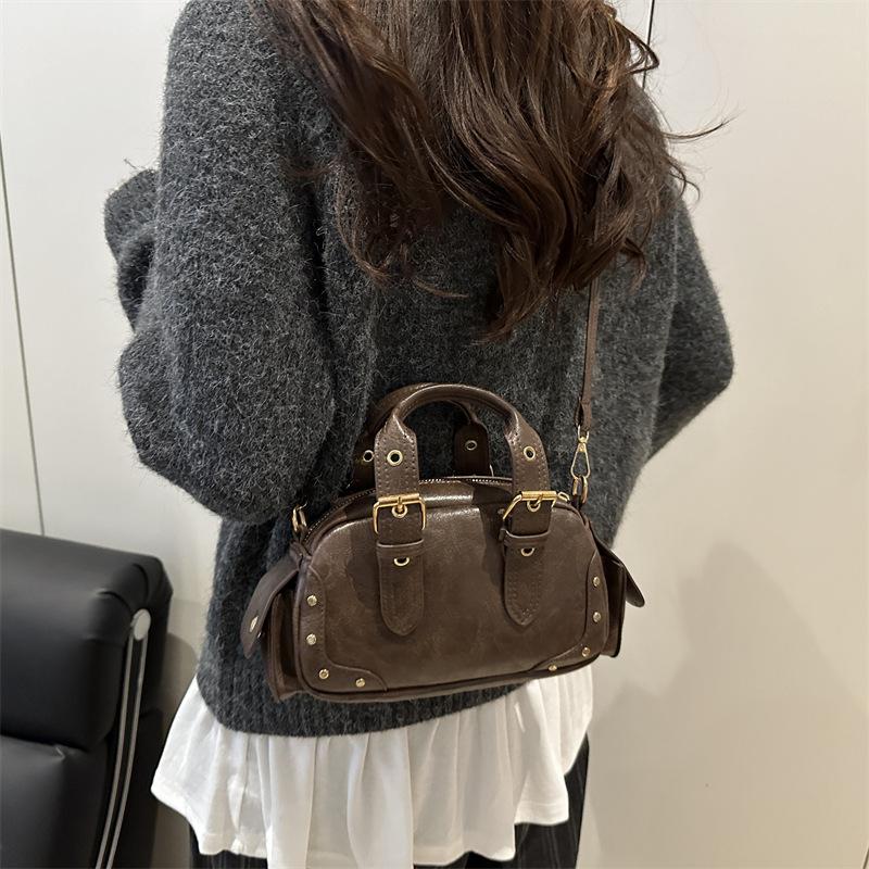 Fashion Cool Studded Women's Retro Shoulder Bag Decor Motorcycle Bag Exquisite Versatile Bowling Bag Multiple Pockets Handbag