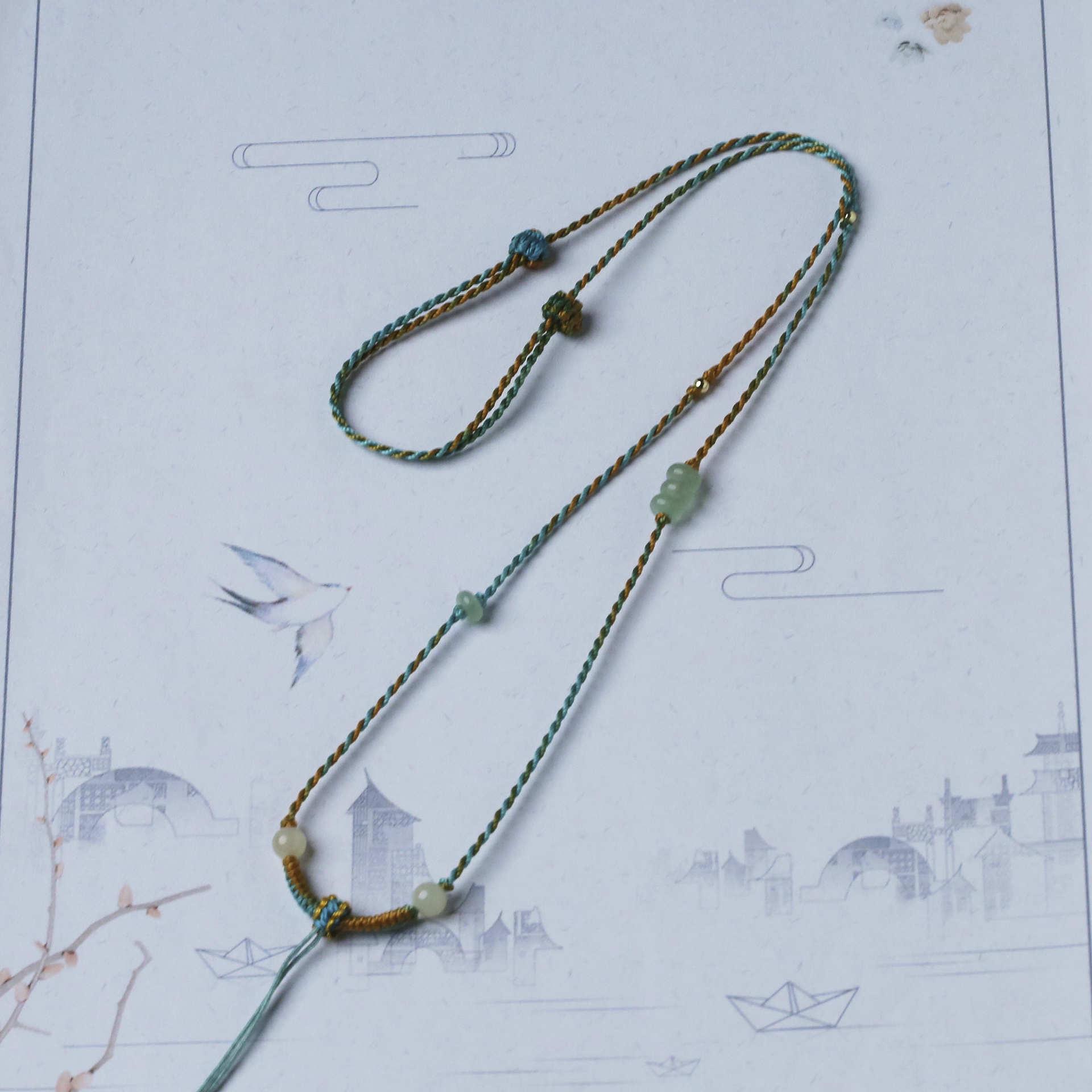 Ожерелье-шнурок с градиентным жемчугом и подвеской из жадеита