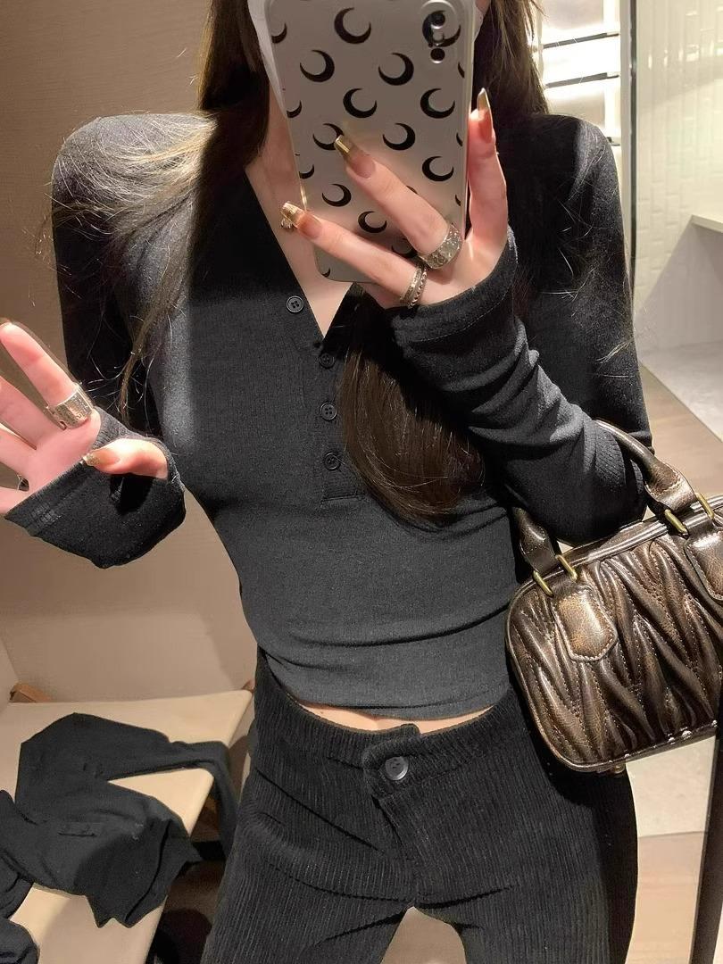 

В этом году популярная красивая футболка с V-образным вырезом и длинными рукавами для женщин на осень и зиму, узкая талия для горячих девушек, серая внутренняя многослойная рубашка M