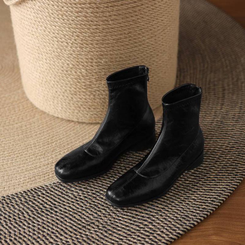 Korean version of square head rear zipper solid color medium boots women's medium heel large size women's boots autumn and winter leather rubber sole 