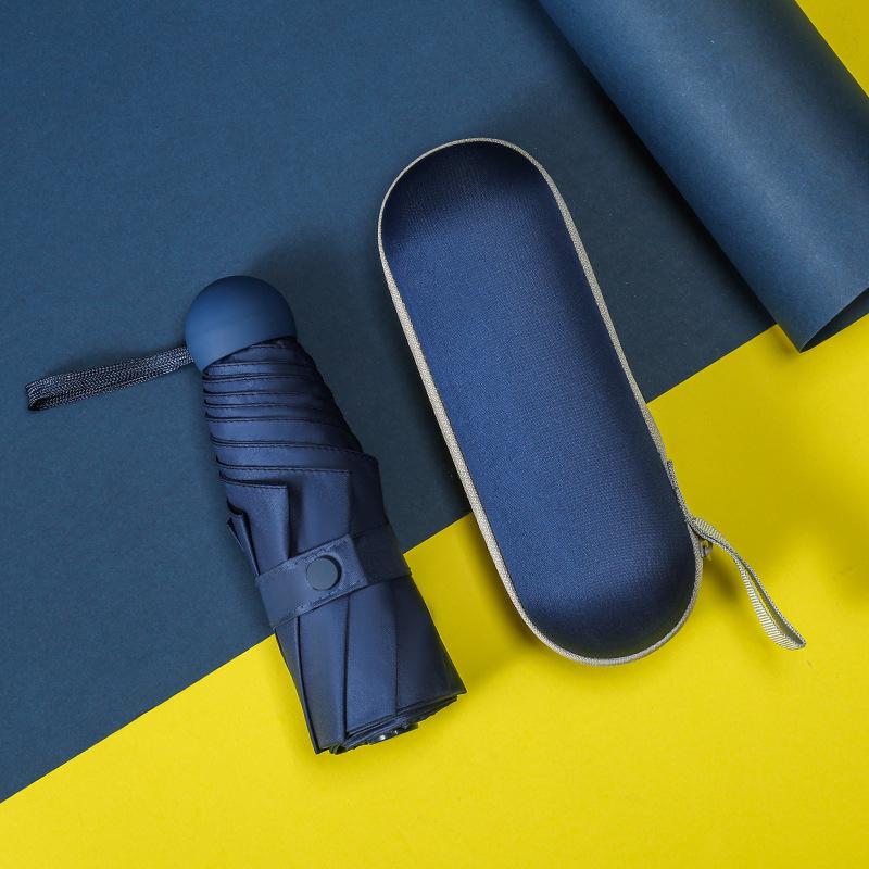 50% avslag: Kompakt Svart Plast Mini Paraply for UV-beskyttelse - Dobbeltbruk for Sol og Regn