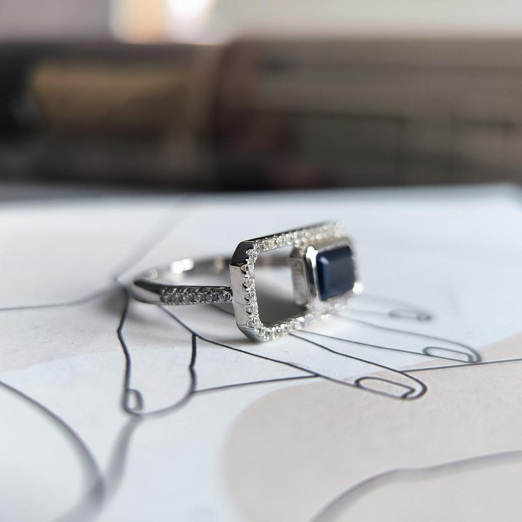 Серебряное кольцо с натуральным сапфиром 1.735ct, фианитами, вес изделия 3,18 гр (2202486)