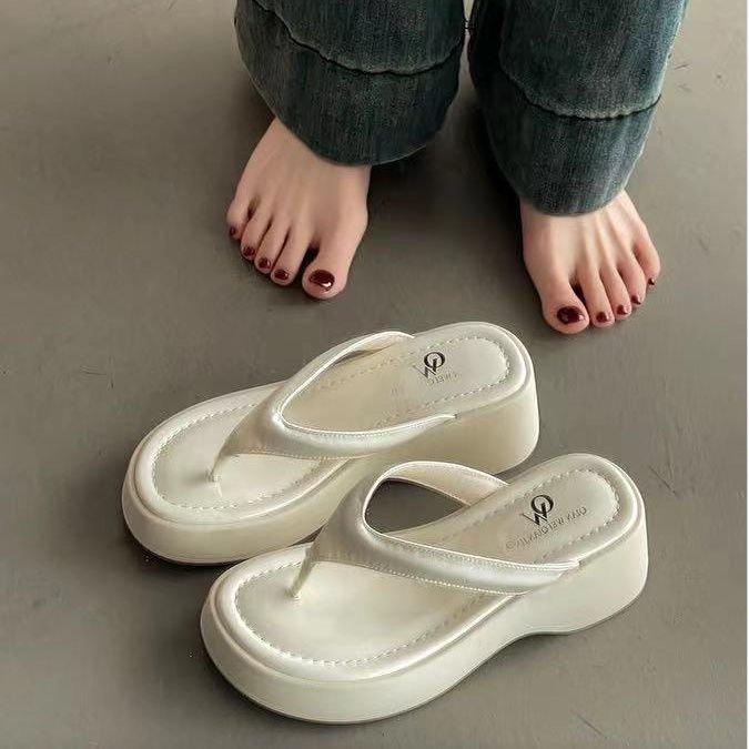 

Шлепанцы на танкетке женские летние на высокой толстой подошве 2025 новые высококлассные универсальные нескользящие сандалии 40