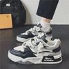 Herren Trendige Weiß Sommer-Sneakers mit dicker Sohle: Stilvolle, höhenverstärkende, von Retro inspirierte Freizeit- und Sportschuhe für Studenten.
