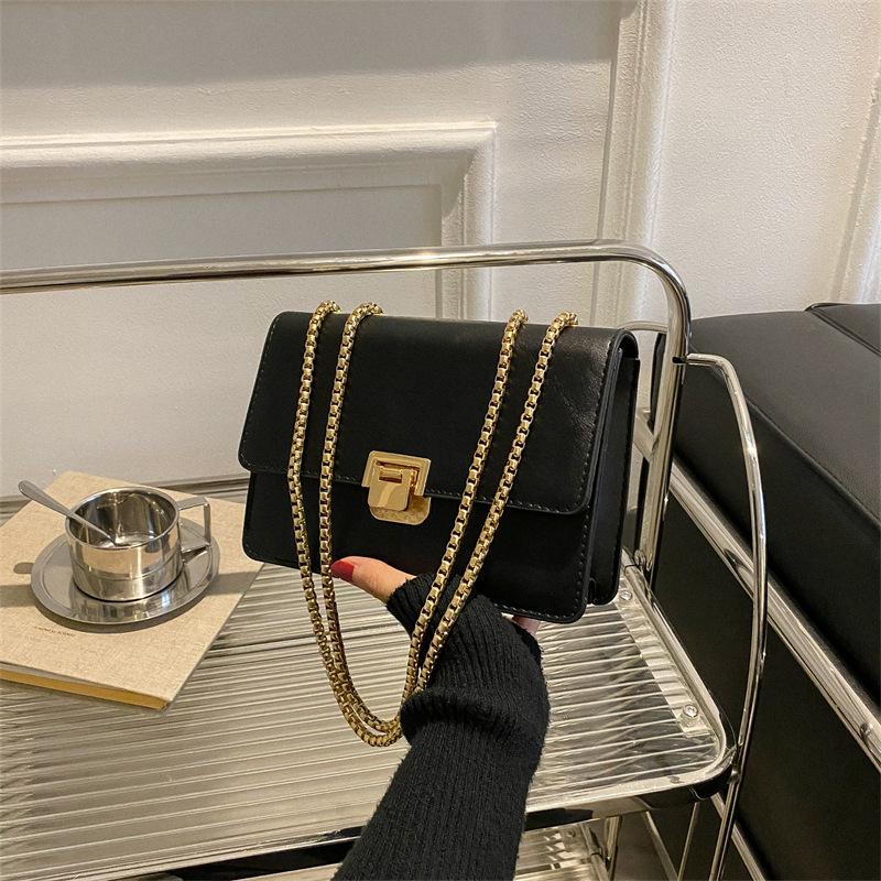 

2025 новая модная однотонная сумка-цепочка текстурная повседневная сумка-подмышка осенне-зимняя ретро иностранного стиля с замком маленькая квадратная сумка чёрный
