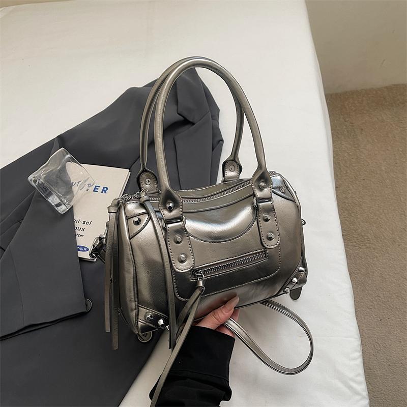 

Y2K Biker Style Top-handle Bags For Women Rivets Decor Luxury Designer Purses And Handbags 2026 Latest Commuter Cross Body Bags 24x16x12cm шампанского