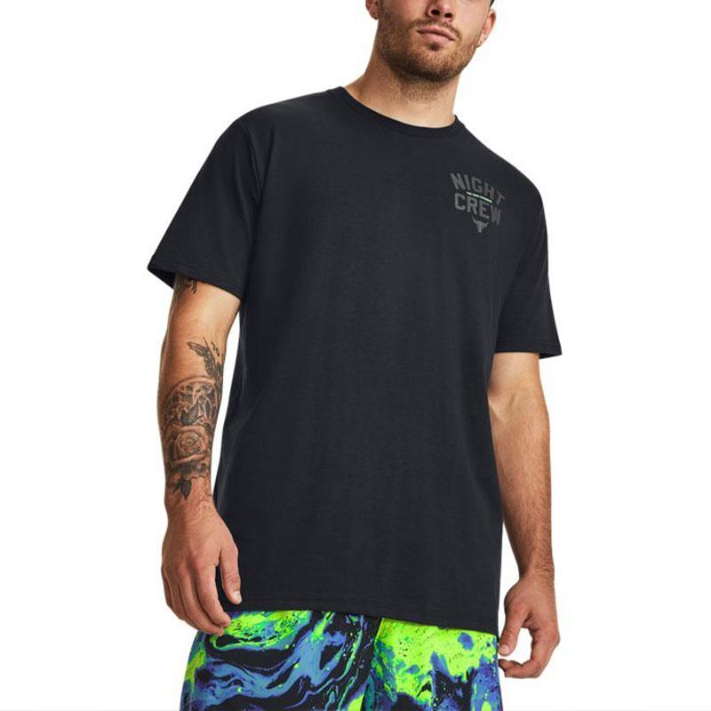 Under Armour T-shirt sportiva girocollo da uomo Johnson Series con stampa Night Letter, top nero 1379751-001