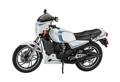 Hasegawa Yamaha RZ250 1982 Plastikmodell 21758 1/12 (4L3) mit Kapuze