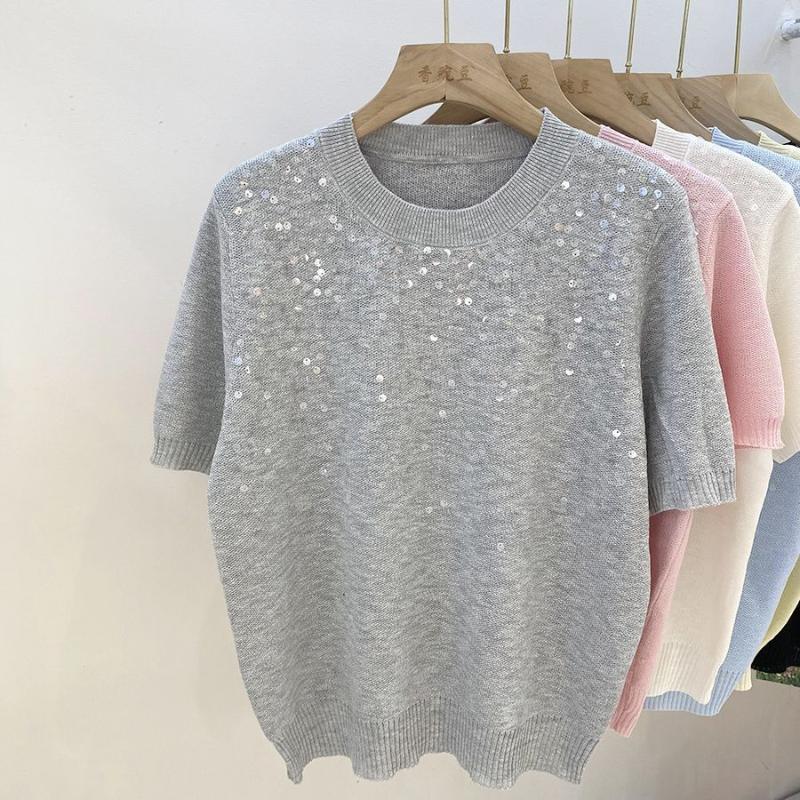 Suéter feminino amarelo de lantejoulas com mangas curtas, modelo casual de tricô para uso diário.