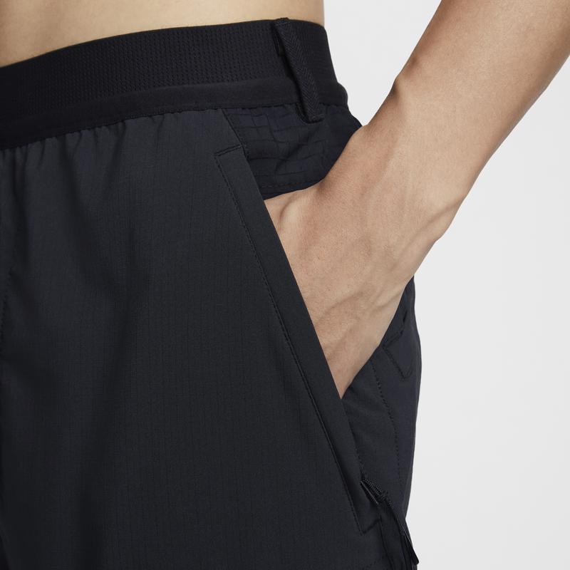 Nike A.P.S.. Pantaloni casual de exterior versatili, funcționali, cu uscare rapidă Dri-FIT ADV, cu buzunare multiple, pentru bărbați, negru carbon-negru FV8693010