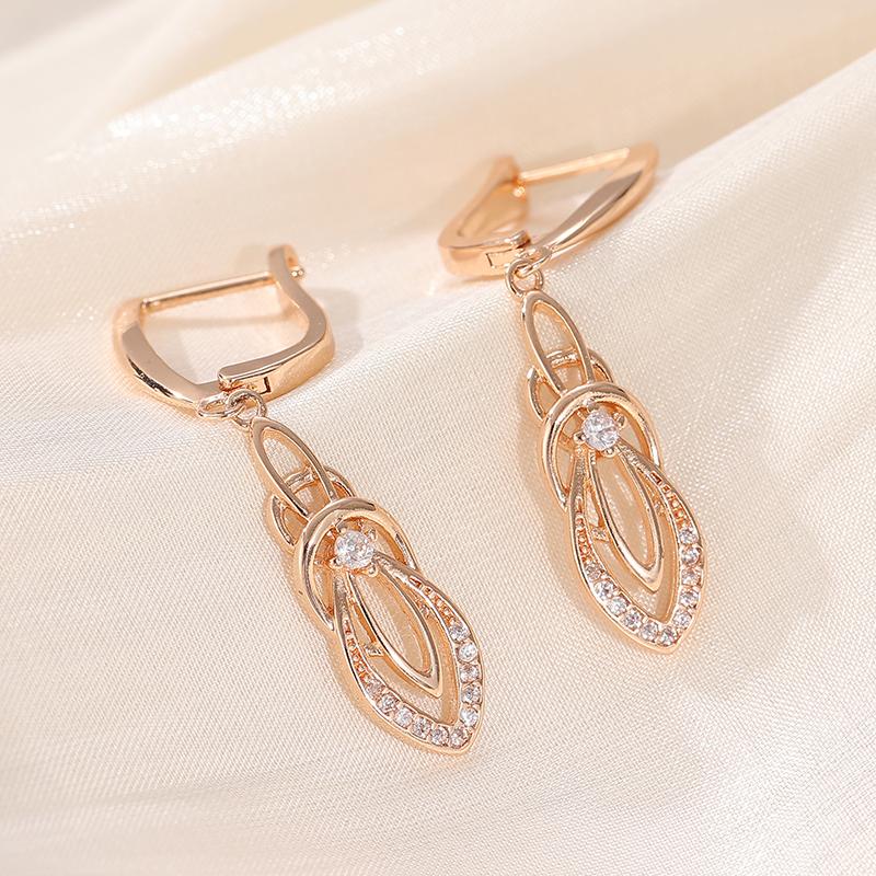 Exquisite Synthetic Zirconia Inlaid Hollowed-out Dangle Earrings Women's Elegant Golden Plated Banquet Pendant Earrings