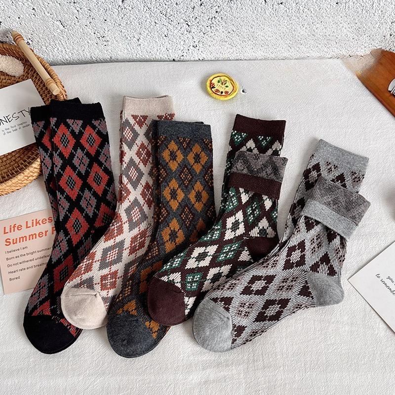 5 Paar Retro-Socken für Damen, Wadenlange Socken für Herbst und Winter, Verdickte und warme rautenförmige gekämmte Baumwoll-Langsocken für Damen