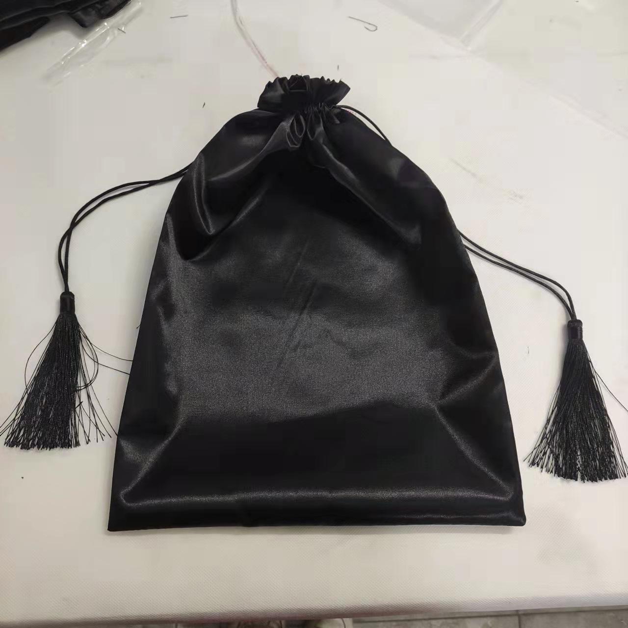 

Черный атласный парик и сумка для нижнего белья с красной кисточкой, пылезащитный мешок 30x40 см в наличии