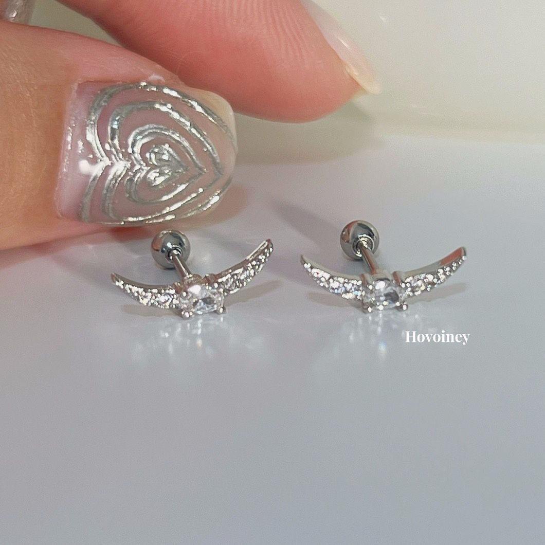 

Arc crescent edge earbone nails Titanium steel ear needle screws Screw buckle Super flash zircon earrings Super fairy flash diamonds