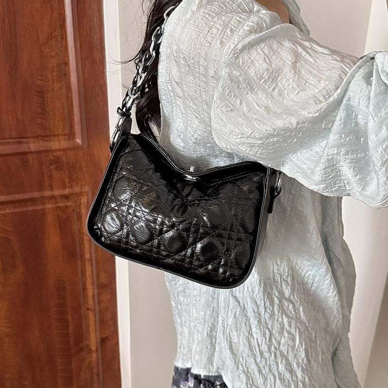Diamond-shaped Chain Shoulder Bag, Fashionable Cross-body Bag, Lightweight Luxury Small-sized Handbag