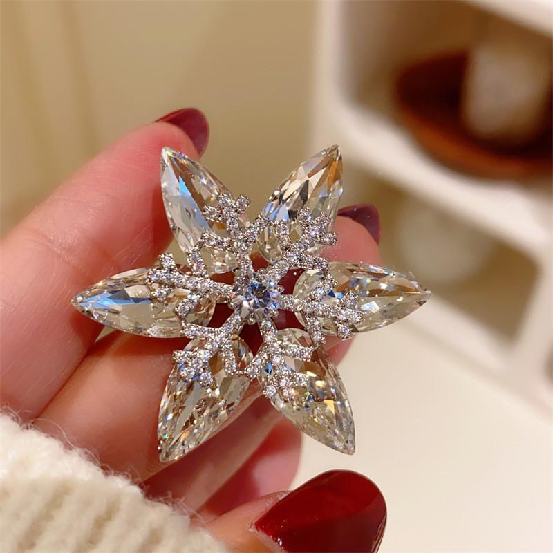 New Shiny K9 Crystal Snowflake Brooch Brooch Niche Light Luxury Temperament Zircon Suit Pin