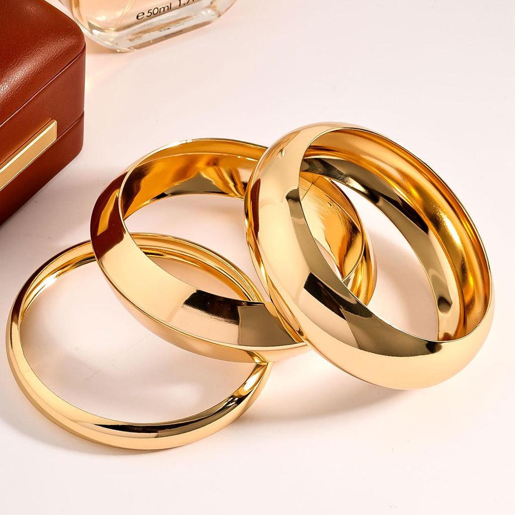 European-American Style Polished Metal Bracelet for Women in Gold & Silver - Fashionable, Versatile, Trendy Jewelry.