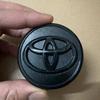2026 Nové Pro Toyota 57/62mm Dekorativní odznak krytka středového krytu kola auta Krytky nábojů pro Toyota C-hr Rav4 Yaris Hilux Avensis Prius